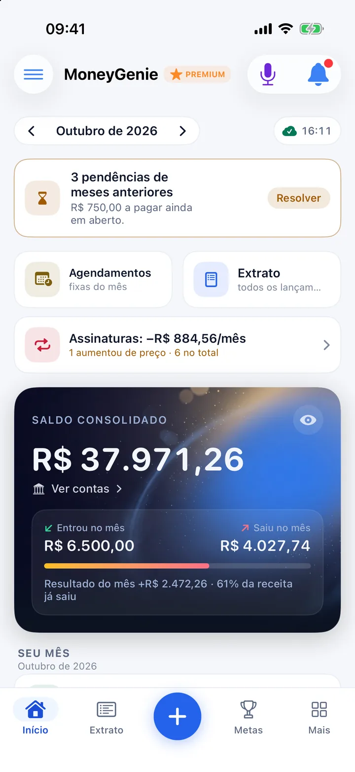 Tela Início no iPhone: saldo consolidado de R$ 37.971,26, quanto entrou e saiu no mês, atalhos para Agendamentos, Extrato e Assinaturas e a barra inferior com o botão Lançar.