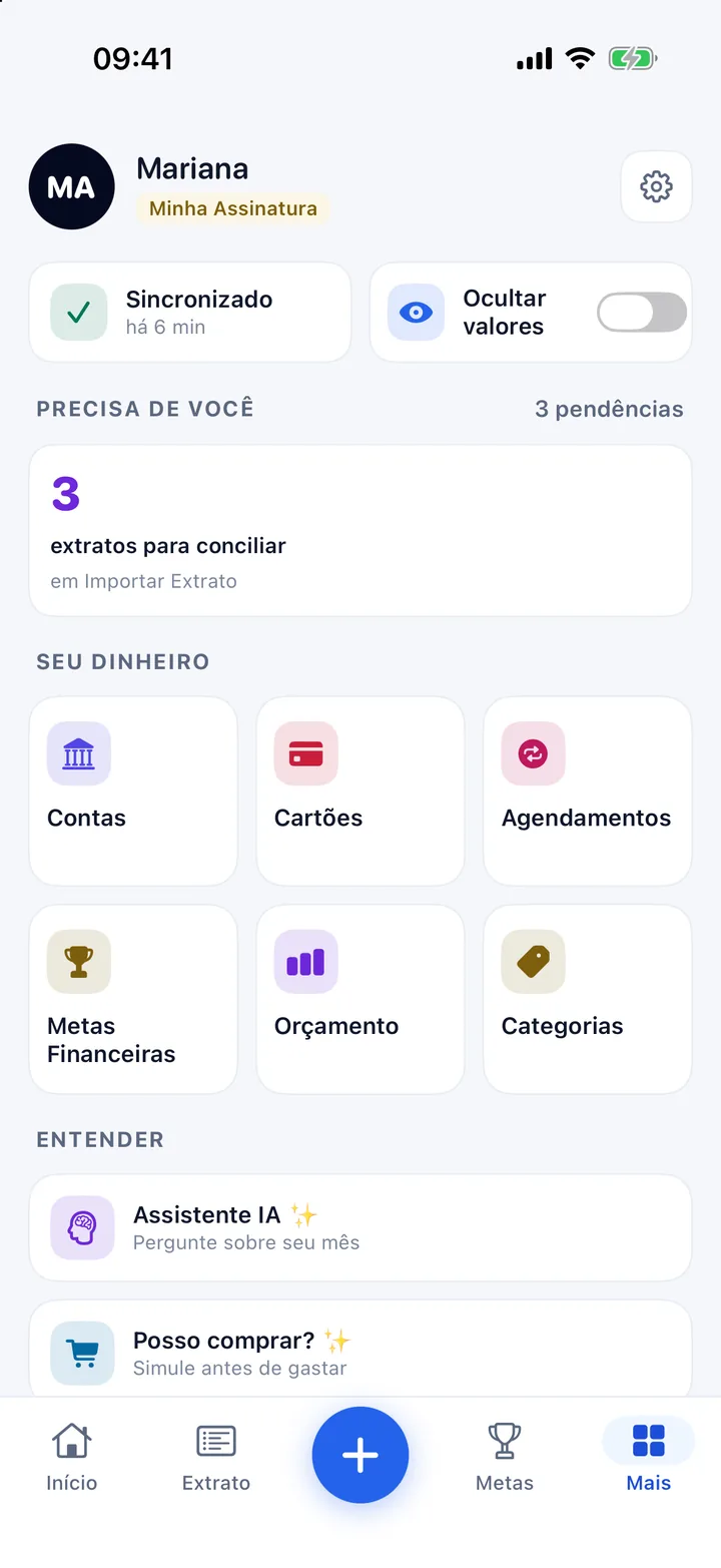 Aba Mais no iPhone: cabeçalho com o nome da pessoa, cartões Sincronizado e Ocultar valores, quadro Precisa de você com 3 extratos para conciliar e a grade Seu dinheiro com Contas, Cartões, Agendamentos, Metas, Orçamento e Categorias.